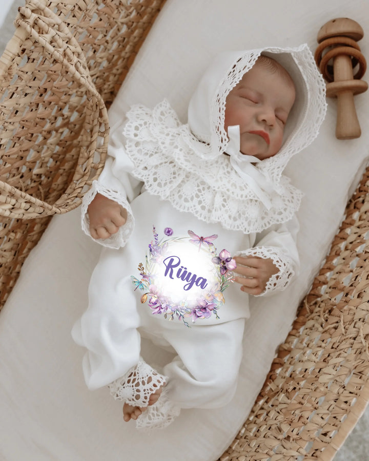 Gepersonaliseerd kanten babypakje met naam 'Ruiya', elegant en dromerig met bloemen in pastelkleuren.