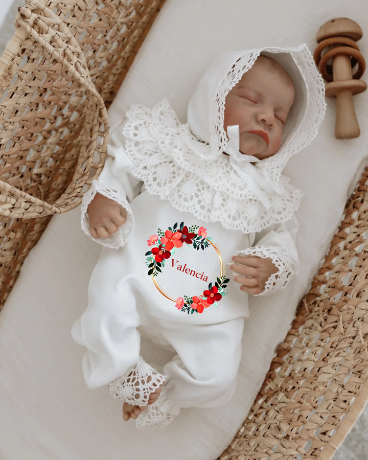Gepersonaliseerd kanten babypakje met naam, bloemenaccenten, perfect voor babyfotoshoots.