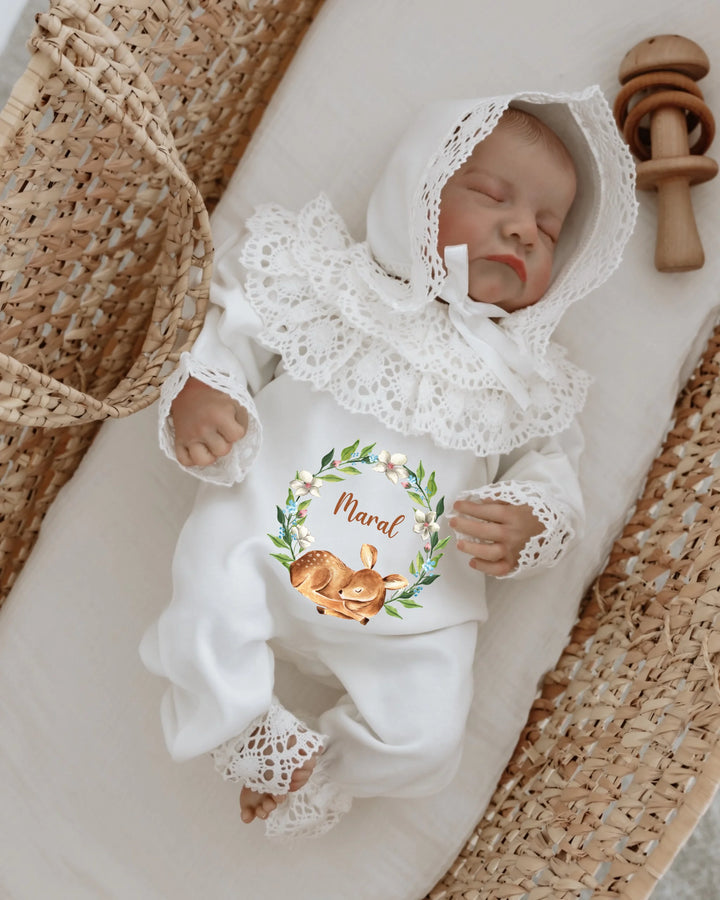 Gepersonaliseerd kanten babypakje met bloemenkrans en hertje, perfect voor pasgeboren meisjes.