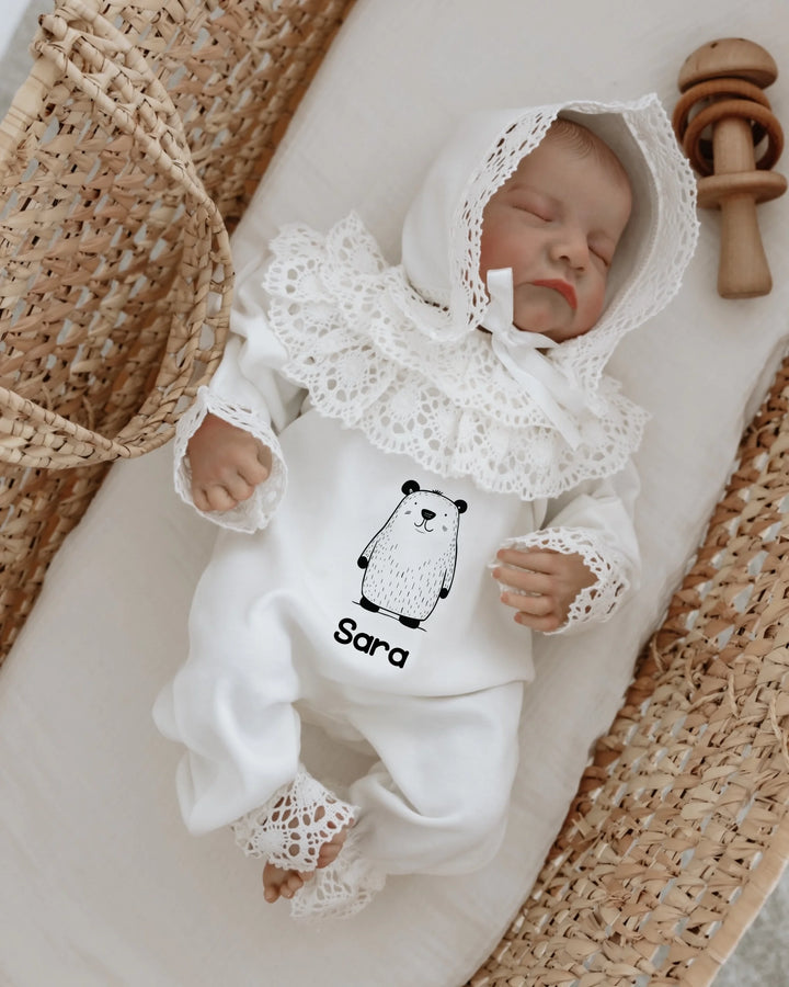 Minimalistisch kanten babypakje met panda en naam 'Sara', perfect als geboortepakje voor jongens en meisjes.