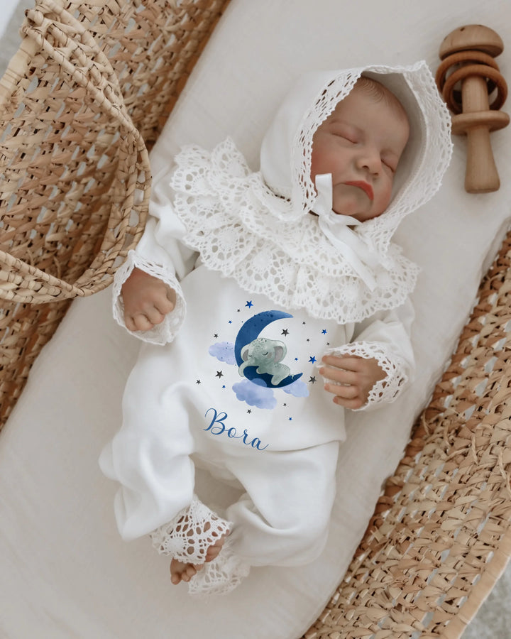 Persoonlijk kanten babypakje met blauwe olifant en naam, perfect als kraamcadeau voor jongens.