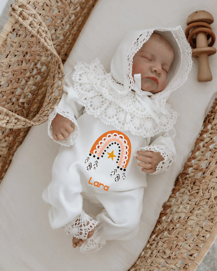Luxe kanten babypakje met regenboogdesign en persoonlijke naam voor meisjes in neutrale aardetinten.