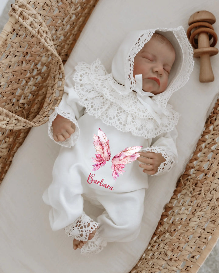 Gepersonaliseerd kanten babypakje met vleugels en naam 'Barbara', perfect als kraamcadeau.