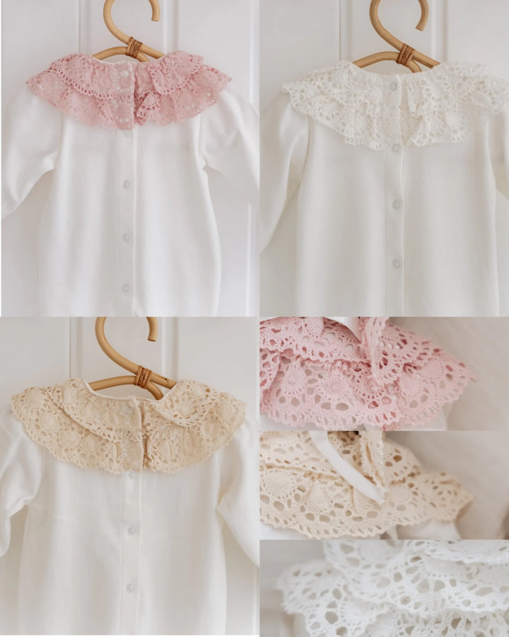 Kanten babypakje met roze, crème en witte kraag in een schattige ontwerp voor newborns.