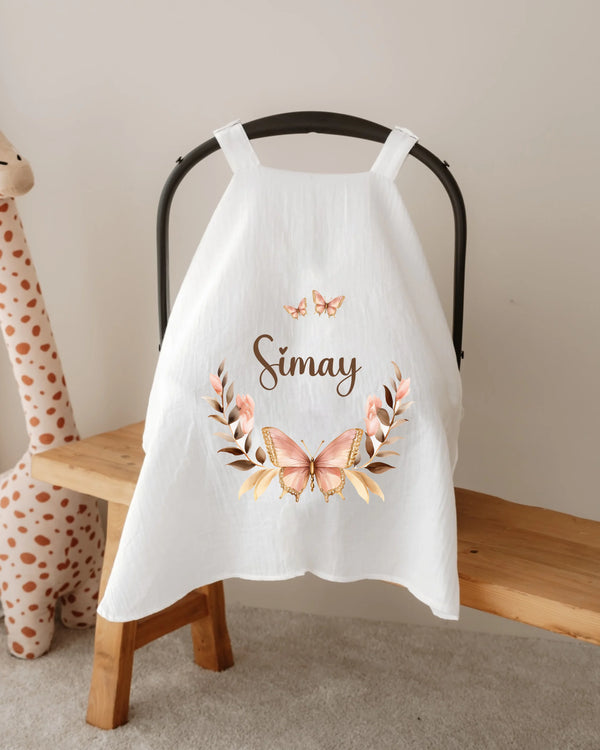 Gepersonaliseerde zonnekap voor autostoel 0+ met Vlinderkrans ontwerp en naam "Simay", gemaakt van ademend katoen.
