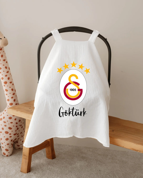 Gepersonaliseerde zonnekap voor autostoel met Galatasaray ontwerp en naam, perfect als kraamcadeau.