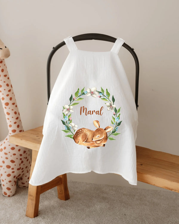 Gepersonaliseerde zonnekap met slapend hertje en bloemenkrans, ideaal voor baby autostoel.