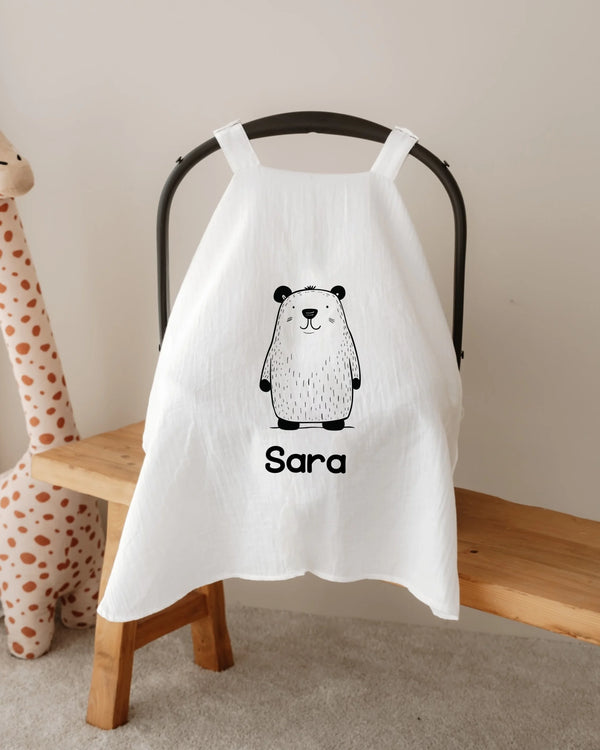 Gepersonaliseerde zonnekap voor autostoel met panda-ontwerp en naam Sara, minimalistisch en stijlvol