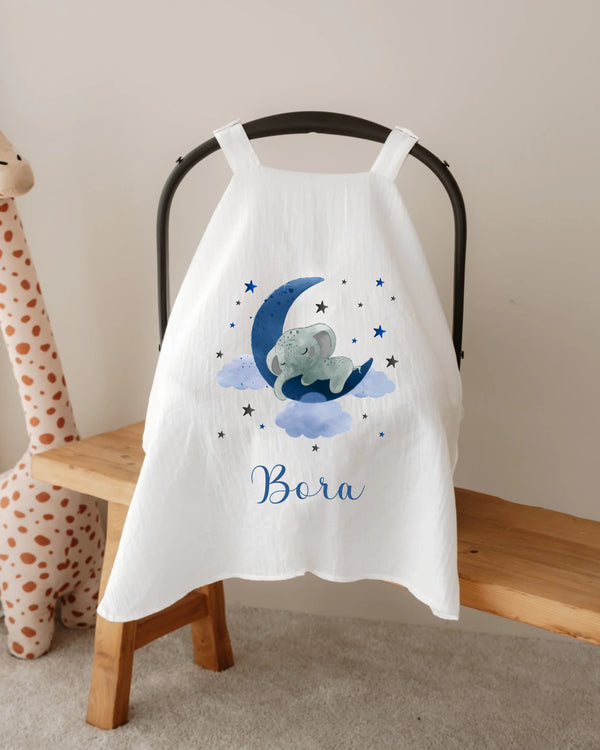Gepersonaliseerde zonnekap voor autostoel met blauwe olifant op wolk en naam Bora, perfect voor baby's.