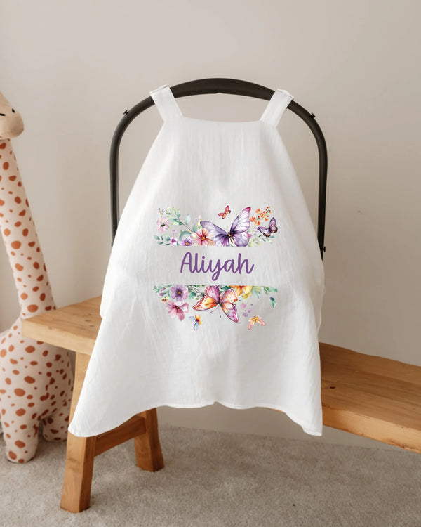 Gepersonaliseerde zonnekap voor autostoel met bloemen en vlinders, naam Aliyah, kleurrijke aquareltinten.