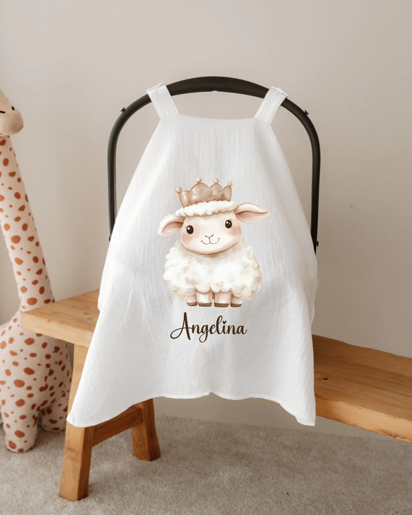 Gepersonaliseerde zonnekap voor autostoel met lammetje en kroon, ontworpen voor baby Angelina.