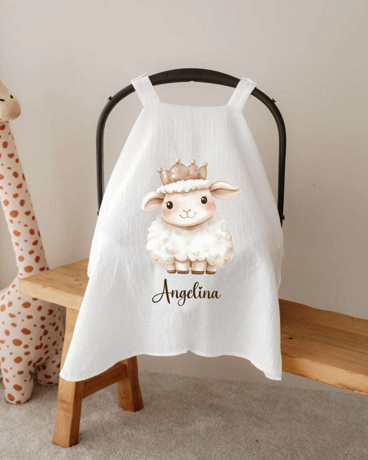 Gepersonaliseerde zonnekap voor autostoel met lammetje en kroon, ontworpen voor baby Angelina.