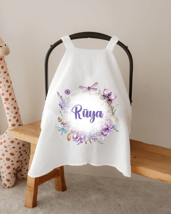 Gepersonaliseerde hydrofiele zonnekap voor autostoel met bloemen en naam Ruya, perfect voor baby's bescherming.