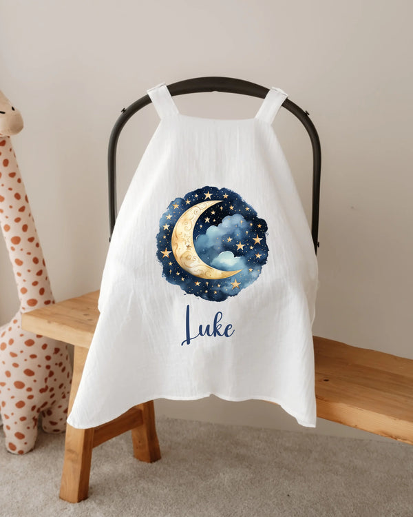 Gepersonaliseerde zonnekap voor autostoel met maan en sterren, ingericht voor baby Luke in nachtblauwe kleuren.