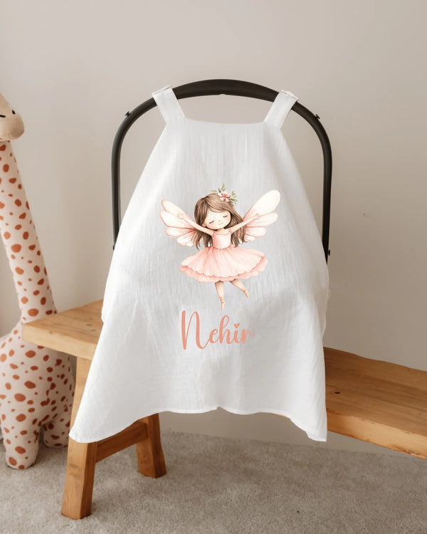 Gepersonaliseerde zonnekap met dansende elfje in roze tutu en naam op witte stof, perfect voor baby's autostoel.