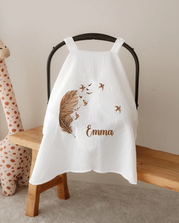 Gepersonaliseerde zonnekap voor autostoel met naam 'Emma', ontworpen met een veer en vogels.