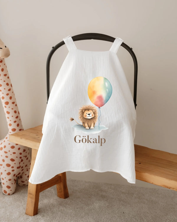Gepersonaliseerde zonnekap voor autostoel met leeuw en ballon, perfect als kraamcadeau.