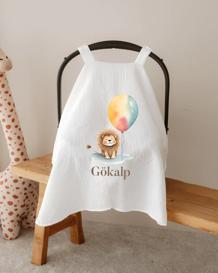 Gepersonaliseerde zonnekap voor autostoel met leeuw en ballon, perfect als kraamcadeau.