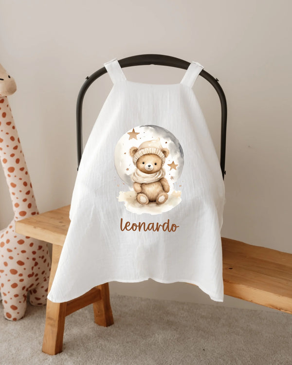 Gepersonaliseerde teddybeer zonnekap voor autostoel met maanlicht, naam Leonardo erop, zachte bescherming.