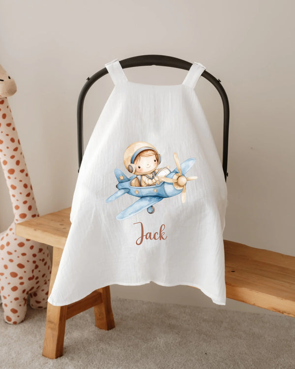 Gepersonaliseerde zonnekap autostoel met vliegtuigprint en naam Jack, perfect als kraamcadeau voor jongens.