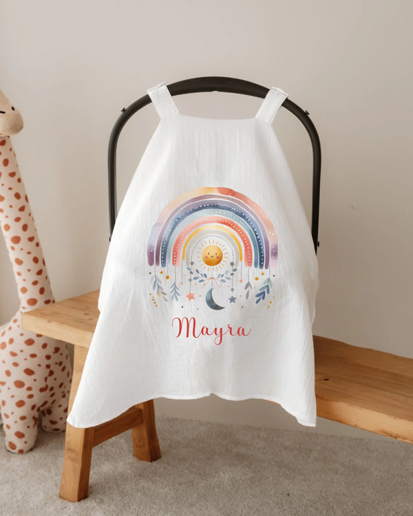 Gepersonaliseerde zonnekap met kleurrijke regenboog en naam Mayra voor autostoel 0+