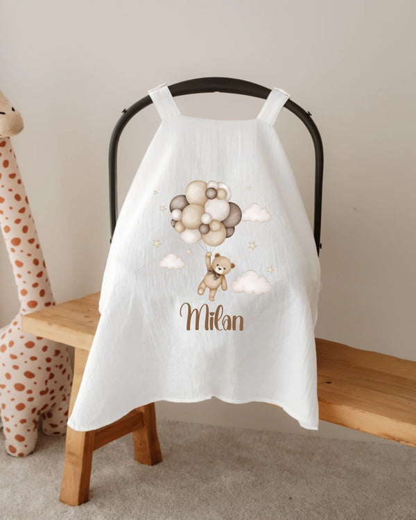 Gepersonaliseerde zonnekap voor autostoel met een schattige beer en wolkjes, perfect voor baby's.