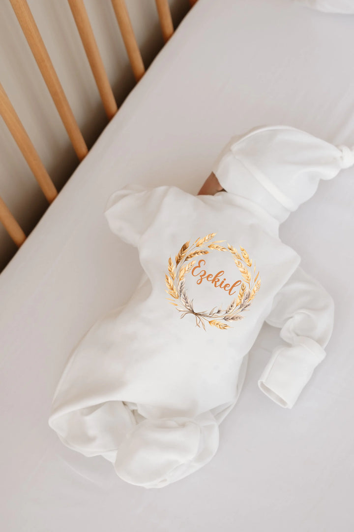 Gepersonaliseerde newborn set met naam in gouden tarwekrans design voor een unieke babystijl.