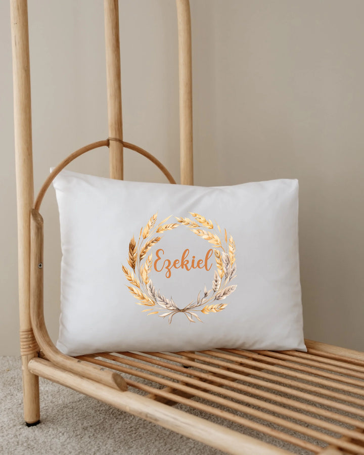 Gepersonaliseerde kussen met gouden tarwekrans en de naam Ezekiel, ideaal voor newborn cadeaus.