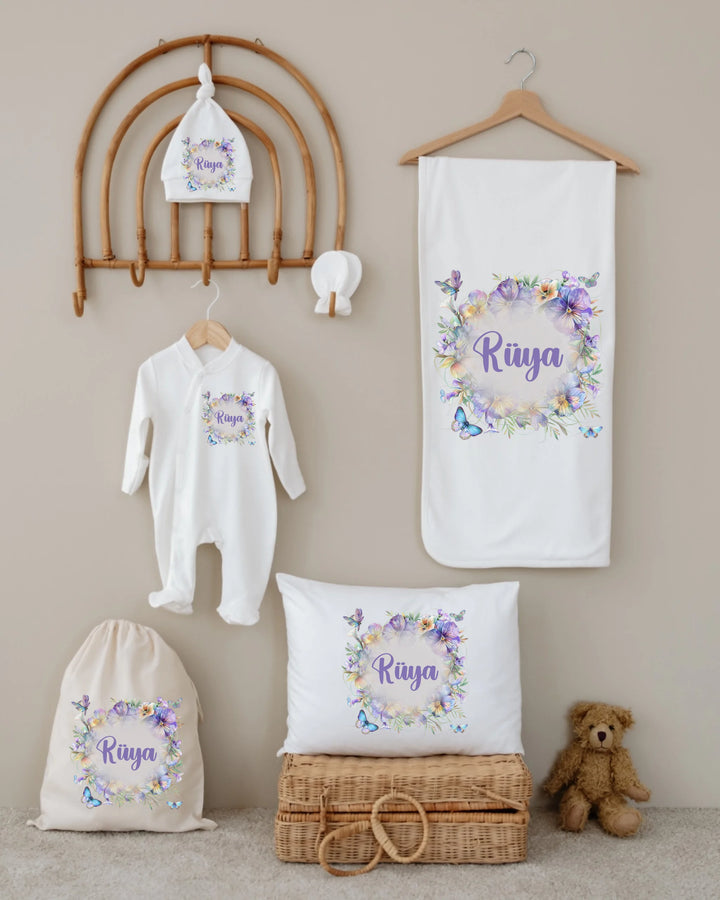 Gepersonaliseerde 6-delige newborn cadeauset met bloemen, voor meisjes van 0-3 maanden, in zachte pastelkleuren.