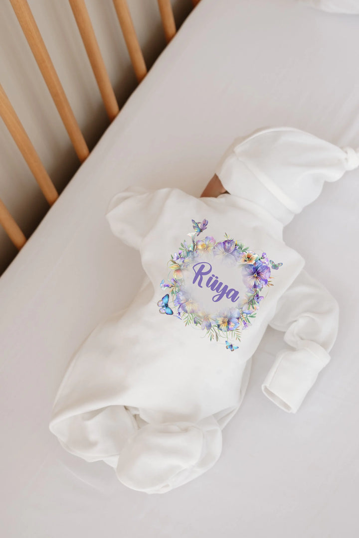 Gepersonaliseerde baby romper met bloemen en naam Rüya, perfect voor pasgeboren meisjes. 100% katoen, stijlvol en comfortabel.