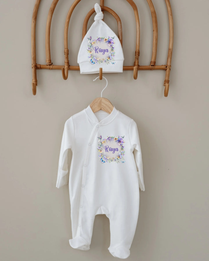Gepersonaliseerde 6-delige newborn cadeauset met naam, bloemenmotief, voor meisjes van 0-3 maanden.