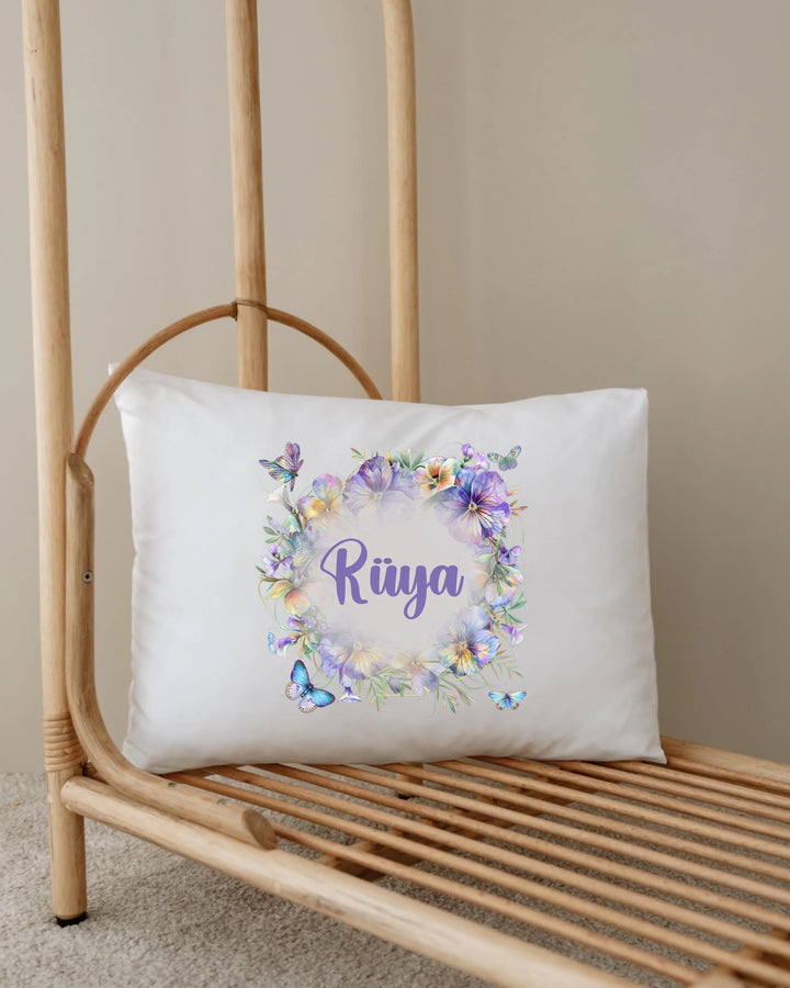 Gepersonaliseerde kussen met naam Rüya en bloemenkrans, perfect voor babykamers.