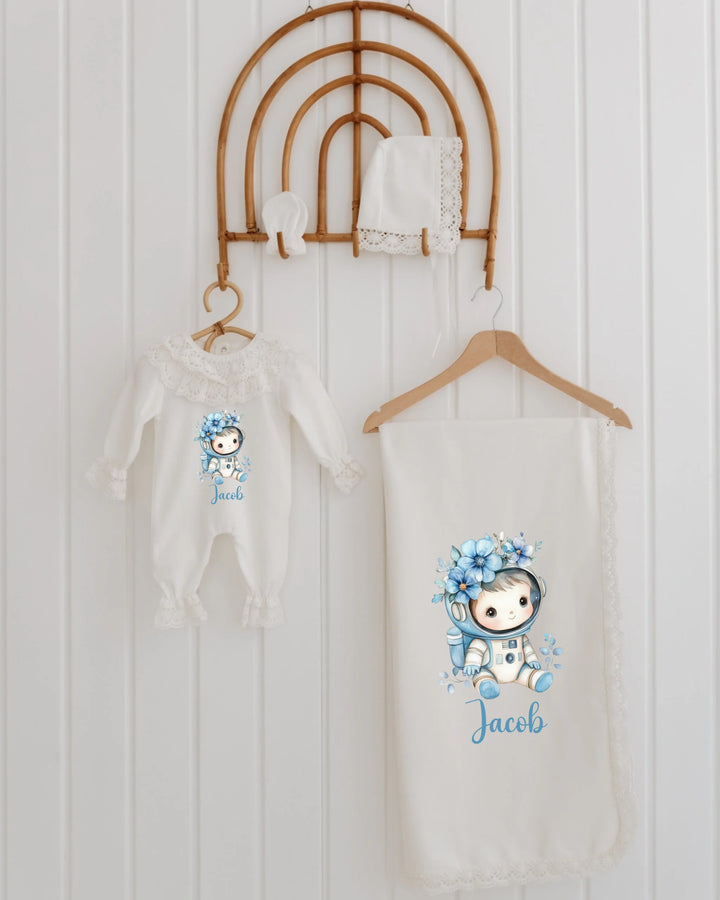 Gepersonaliseerd newborn astronautenset voor meisjes, met rompertje, dekentje en mutsje in lichte kleuren.