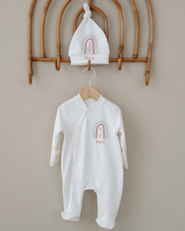Zacht newborn boxpakje met regenboogprint en gepersonaliseerde naam voor meisjes, 0-3 maanden.