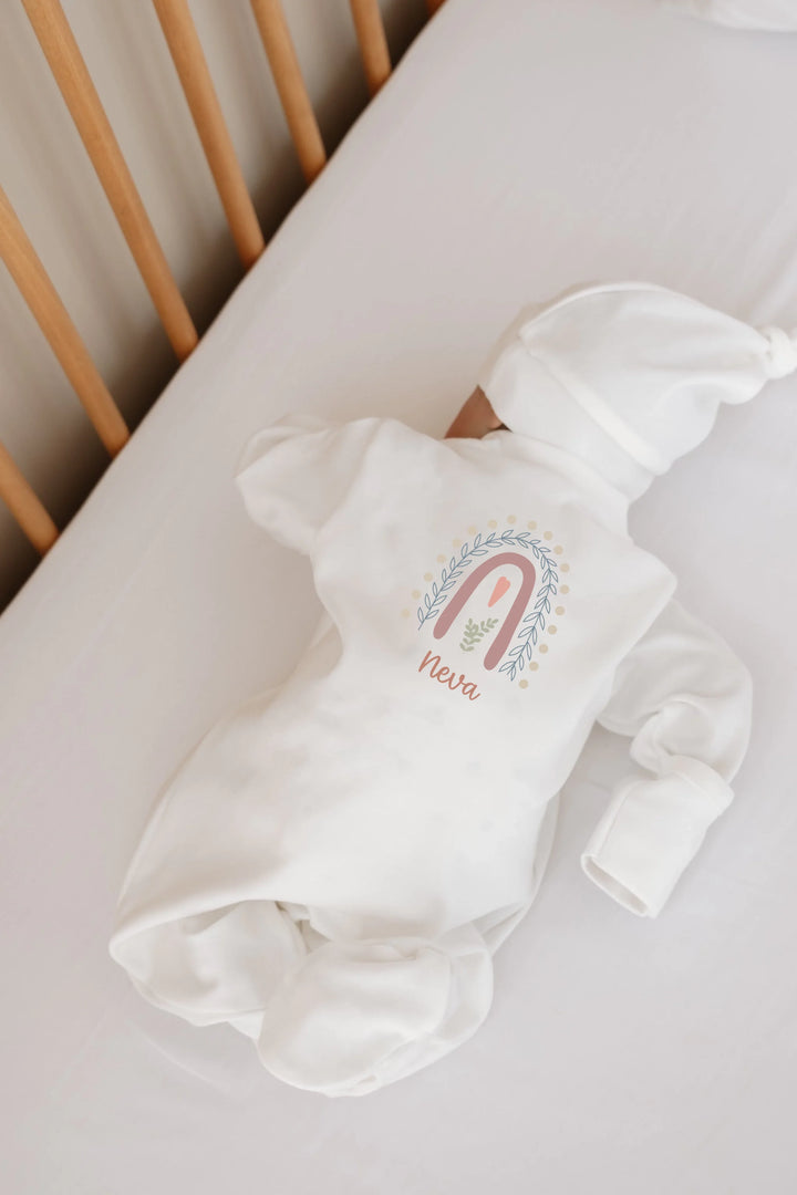 Wit newborn boxpakje met een regenboogprint en gepersonaliseerde naam 'Neva' voor meisjes, ideaal voor 0-3 maanden.