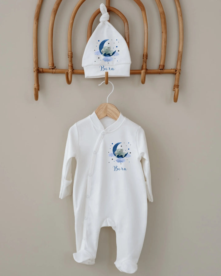 Gepersonaliseerd newborn boxpakje met naam en maan design, inclusief bijpassende muts voor baby's.