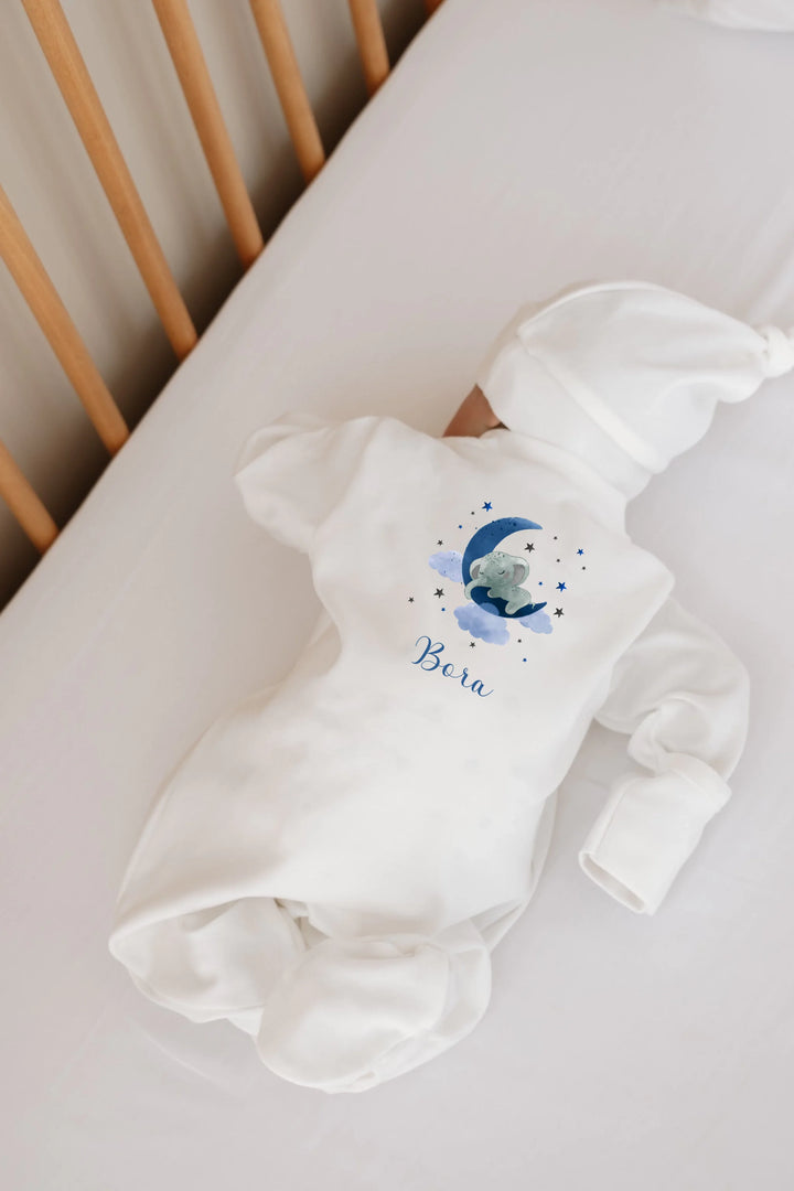 Gepersonaliseerd newborn boxpakje met blauwe olifant en naam Bera, perfect voor baby's van 0-3 maanden.