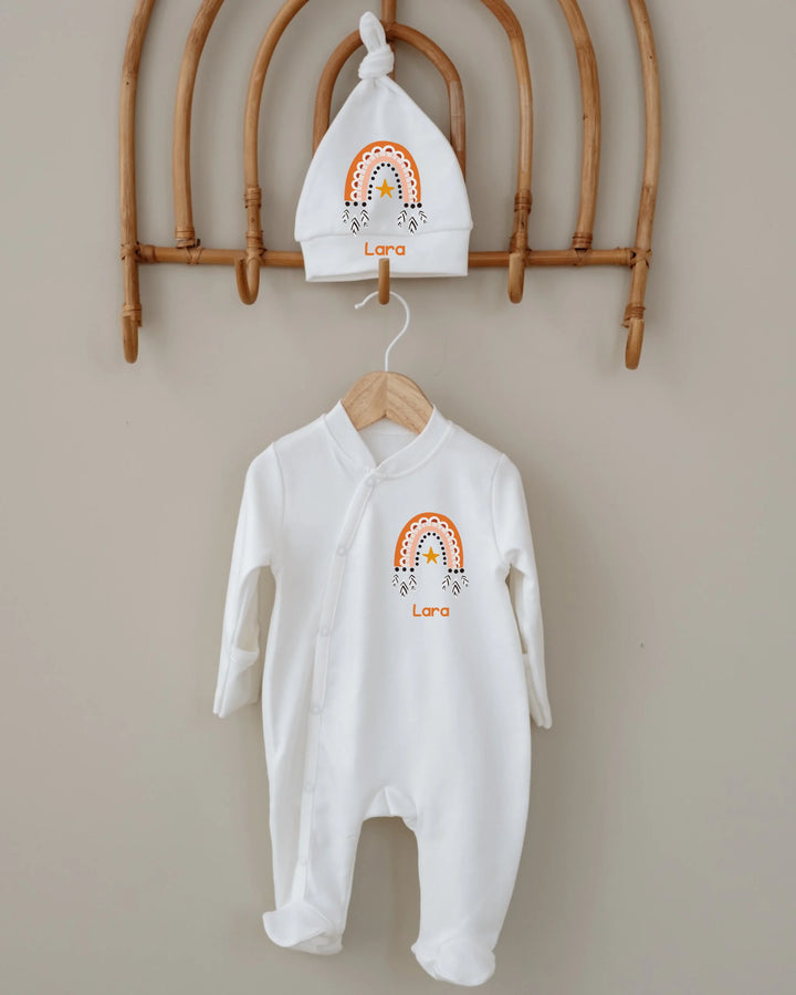 Gepersonaliseerd newborn boxpakje met naam en bijpassend mutsje in boho regenboog stijl voor baby's van 0-3 maanden.