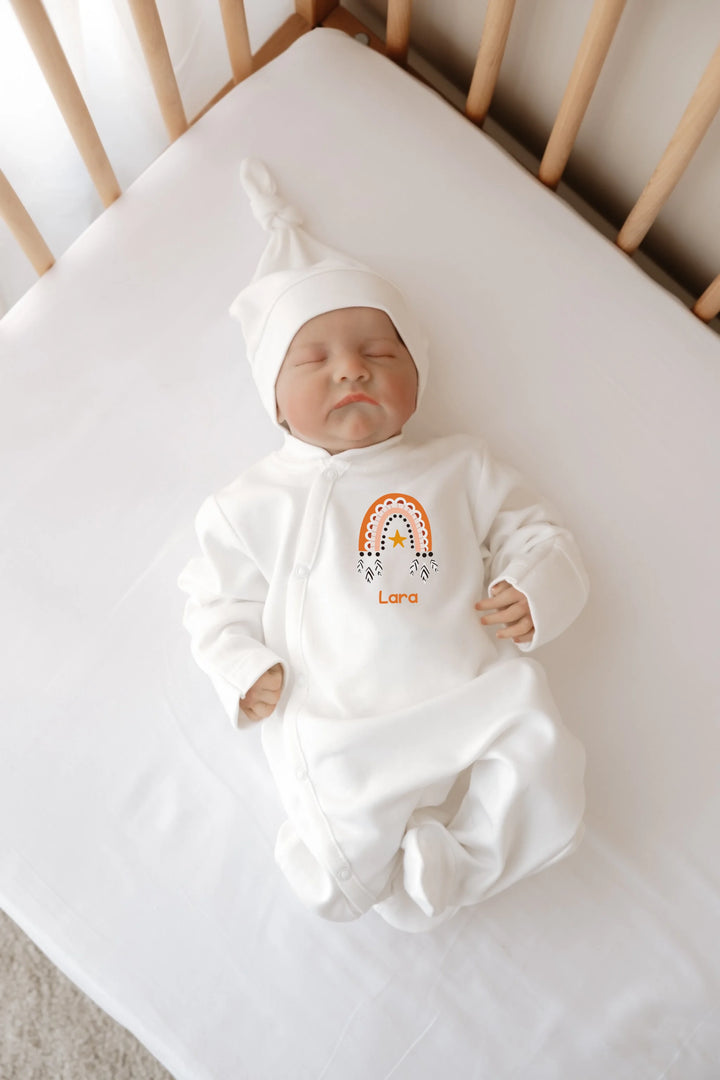 Gepersonaliseerd newborn boxpakje met boho regenboog en naam voor baby van 0-3 maanden.