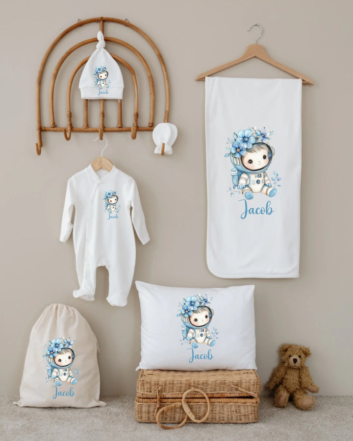 Gepersonaliseerde 6-delige astronaut babyset met naam Jacob, inclusief slaapzak, rompertje, en kussensloop.