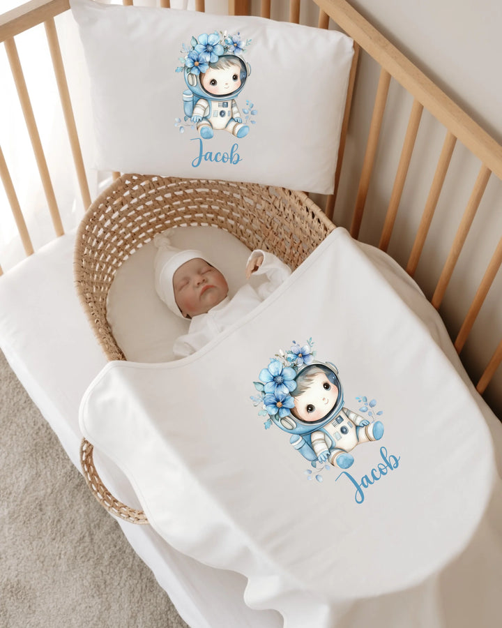 Slaapbaby met astronaut dekenset en kussen met naam Jacob, geschikt voor newborns en in zachte kleuren.