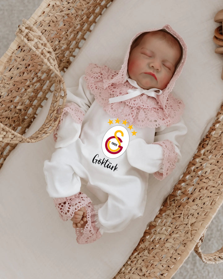 Gepersonaliseerd Galatasaray geboortepakje voor meisjes met kant en logo, perfect voor trotse fans.