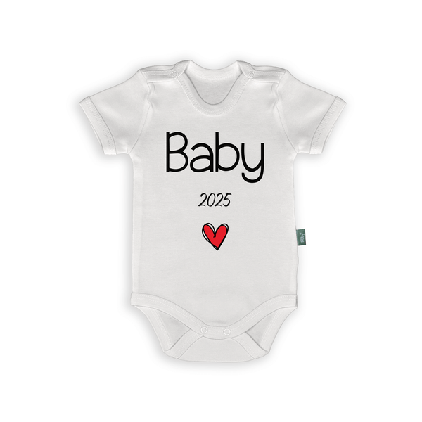 Schattig wit rompertje met tekst 'Baby 2025' en een rood hartje, ideaal voor geboortes of zwangerschapsaankondigingen.