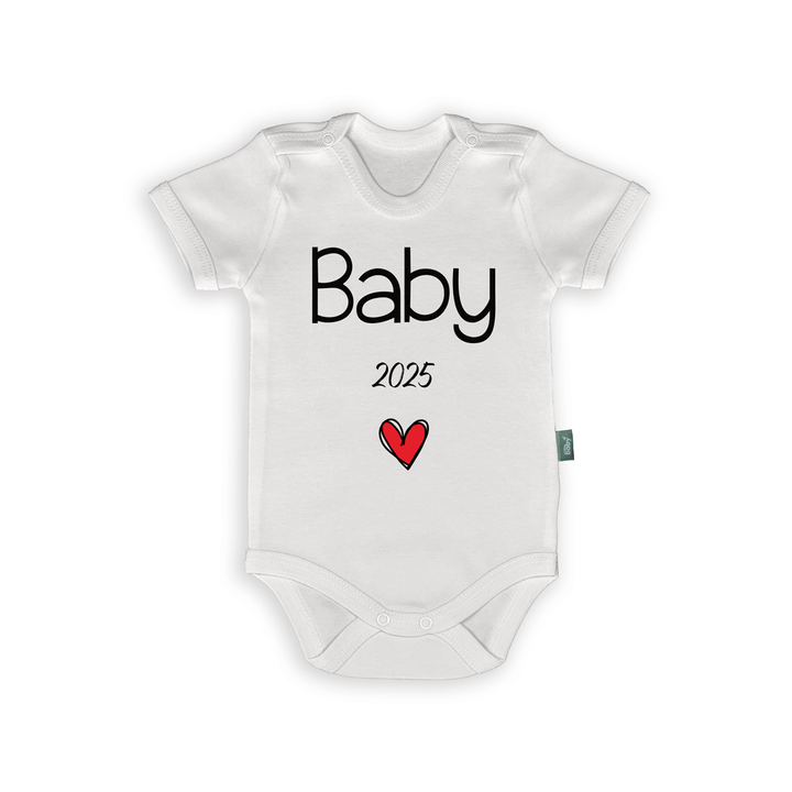 Schattig wit rompertje met tekst 'Baby 2025' en een rood hartje, ideaal voor geboortes of zwangerschapsaankondigingen.