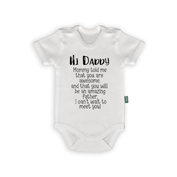 White baby bodysuit with text "Hi Daddy, Mommy told me you are awesome, I can't wait to meet you!"
