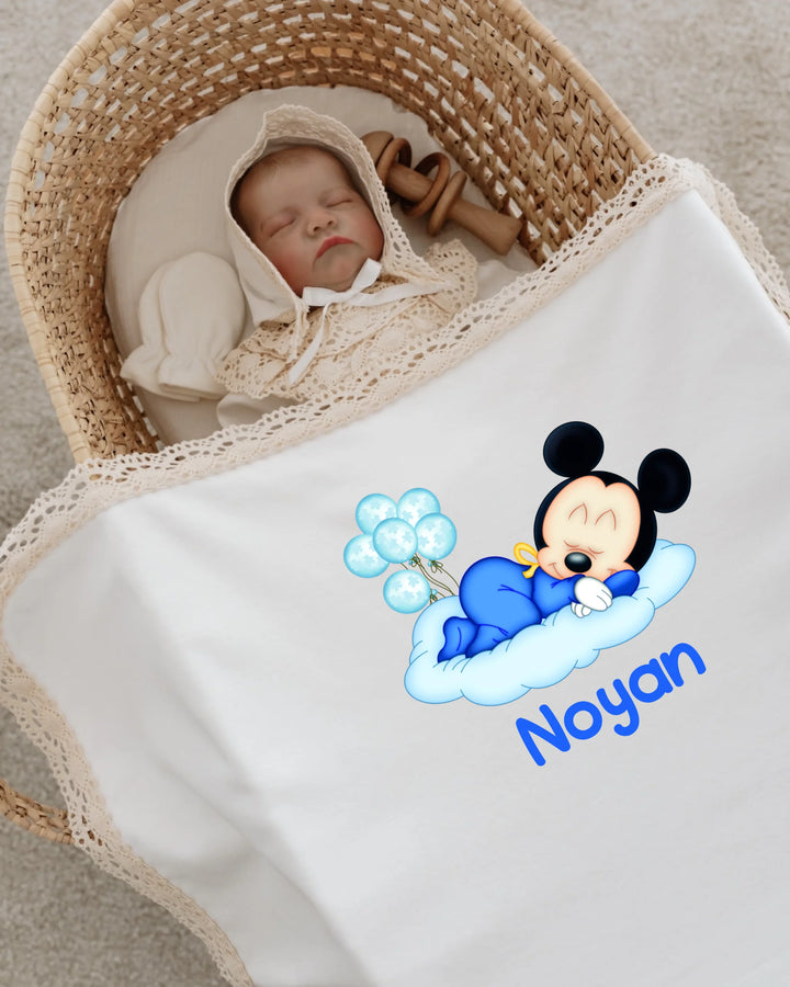 Slaapmuisje Blauw newborn outfit with Mickey Mouse design and personalized name Noyan on blanket.