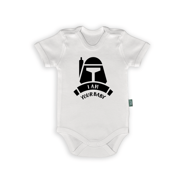 Witte romper met tekst 'I Am Your Baby' en iconische helm, perfect kraamcadeau voor Star fans.