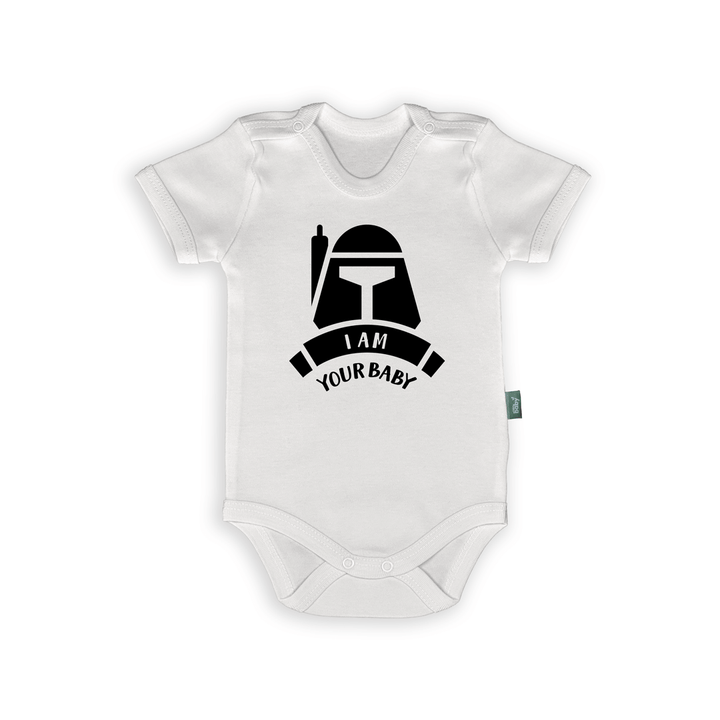 Witte romper met tekst 'I Am Your Baby' en iconische helm, perfect kraamcadeau voor Star fans.