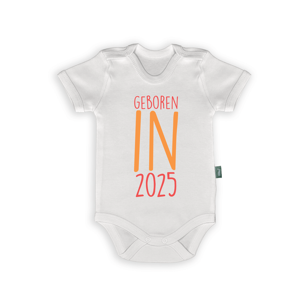 Witte romper met de tekst 'Geboren IN 2025', perfect cadeau voor pasgeboren baby's.