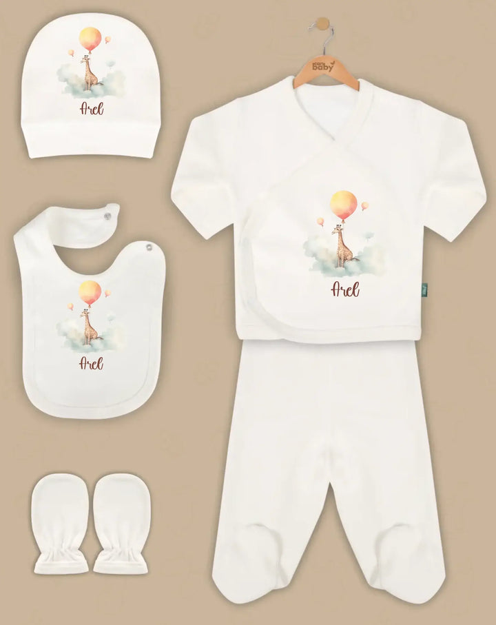 Gepersonaliseerde babykledingset met schattige ballon en giraffe print, in biologisch katoen, inclusief muts, slabbetje en kleding.